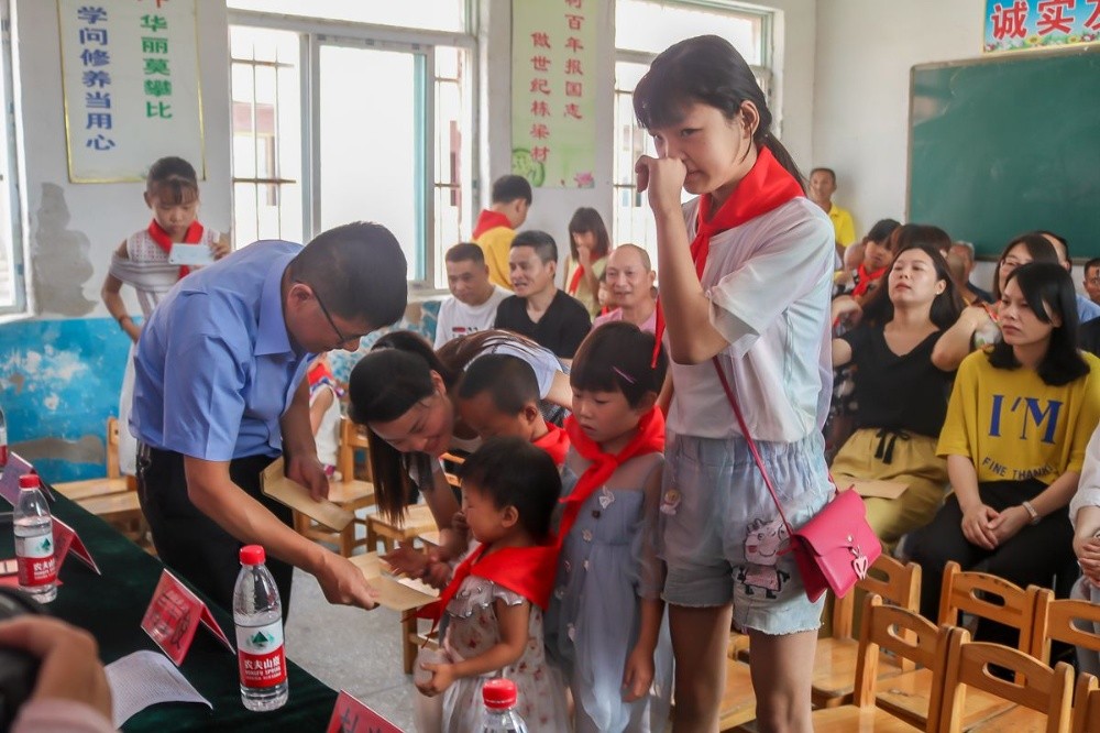 開展幫扶結(jié)對(duì)愛(ài)心助學(xué)活動(dòng)